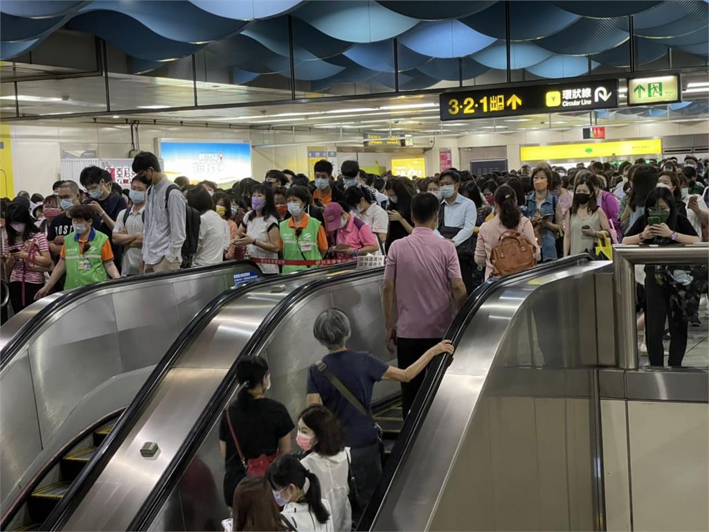 快新聞／通勤民眾注意！　北捷列車傳焦味「煞車異常」板南線班次延誤