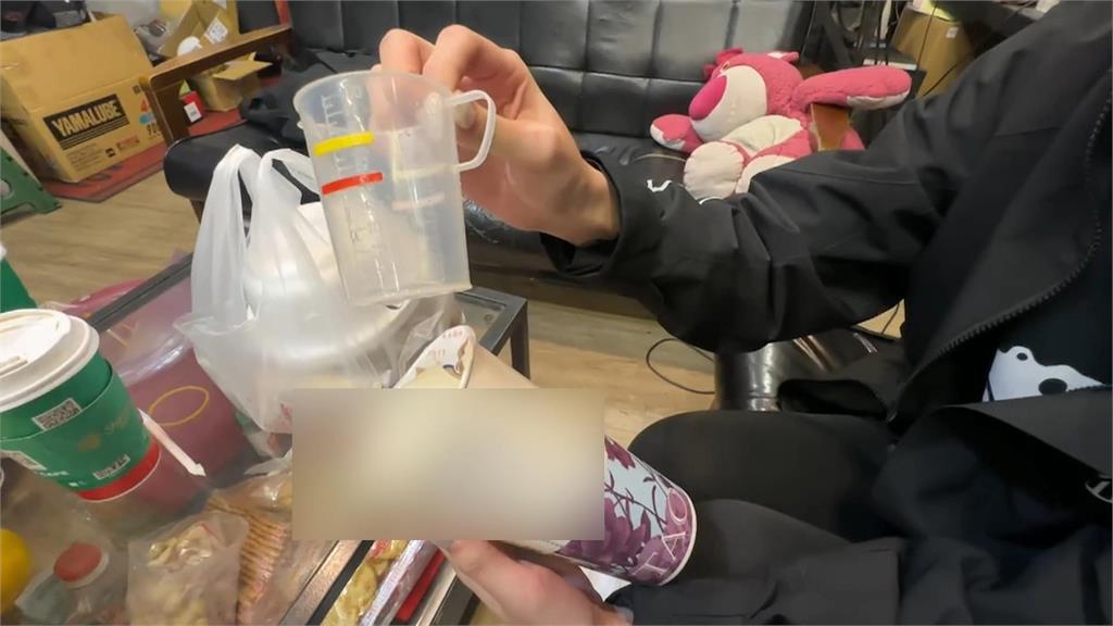耶誕驚喜?女子訂外送飲料請男友、同事 蜂蜜四季春打開封膜有「量杯」