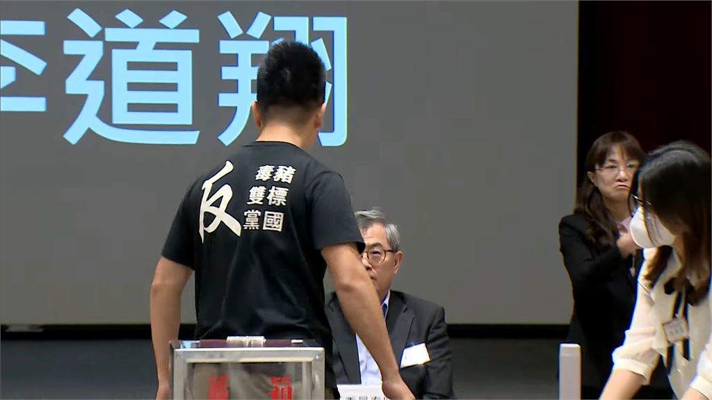 北市議員抽籤現場爆衝突！　李道翔疑意圖伸腳阻撓　馬郁雯險跌怒喊提告