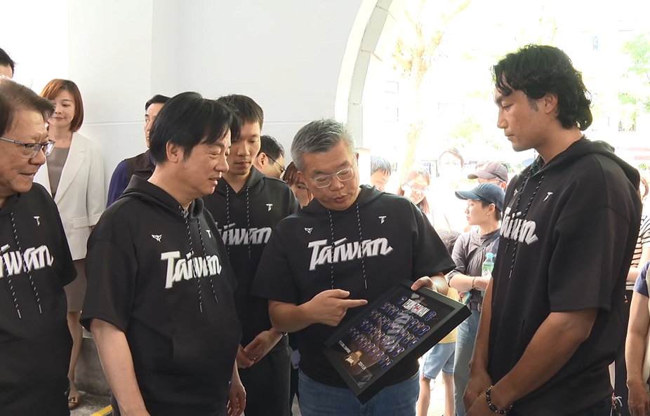 「冠軍之路」特展開幕 總統與李洋、潘傑楷合體參觀