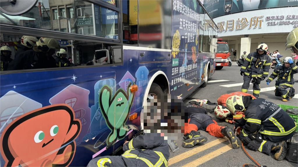 行人地獄奪命！公車右轉輾斃婦人　竟是議員周勝考前妻