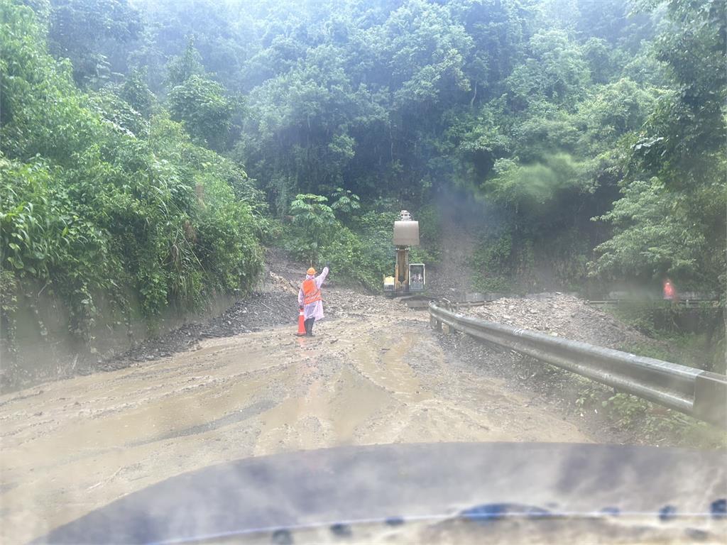 大雨釀災！投８９線土石崩塌　驚現「土石流瀑布」交通中斷