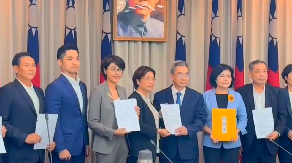 放生小雞?蔣萬安政院喊「拒任中央宰割」 卻缺席拜會韓國瑜、藍委