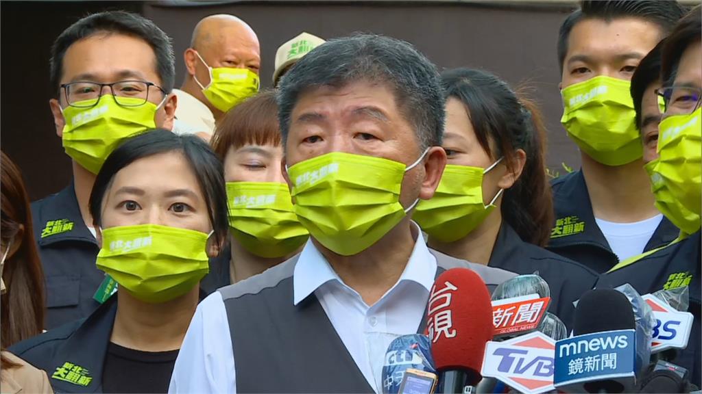 室內場地被封殺? 「龍中隊」合體、千人頂著烈日相挺