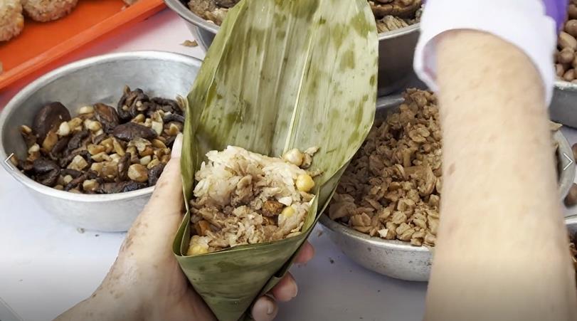 號召志工包肉粽做愛心 新竹土地公廟今年挑戰7千顆