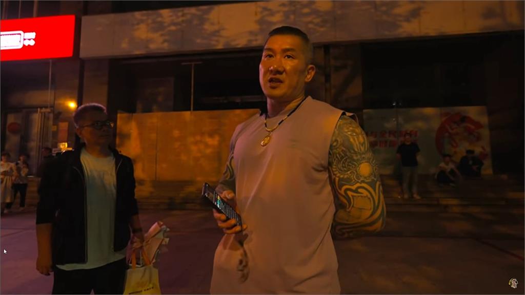 宦我遊上海?館長換古裝吃宮廷菜 網見1景傻眼:被羞辱還不知
