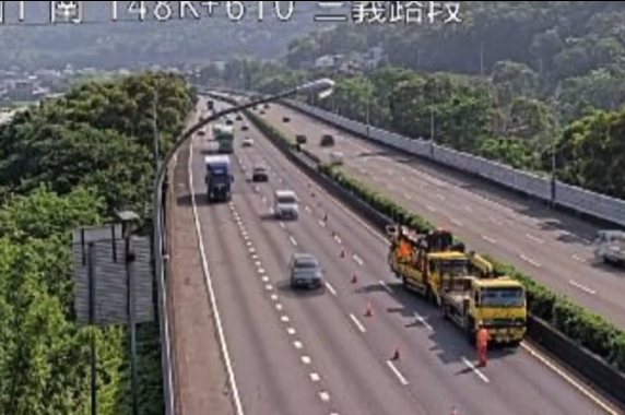 國1南下三義段車禍! 駕駛開自駕系統撞緩撞車
