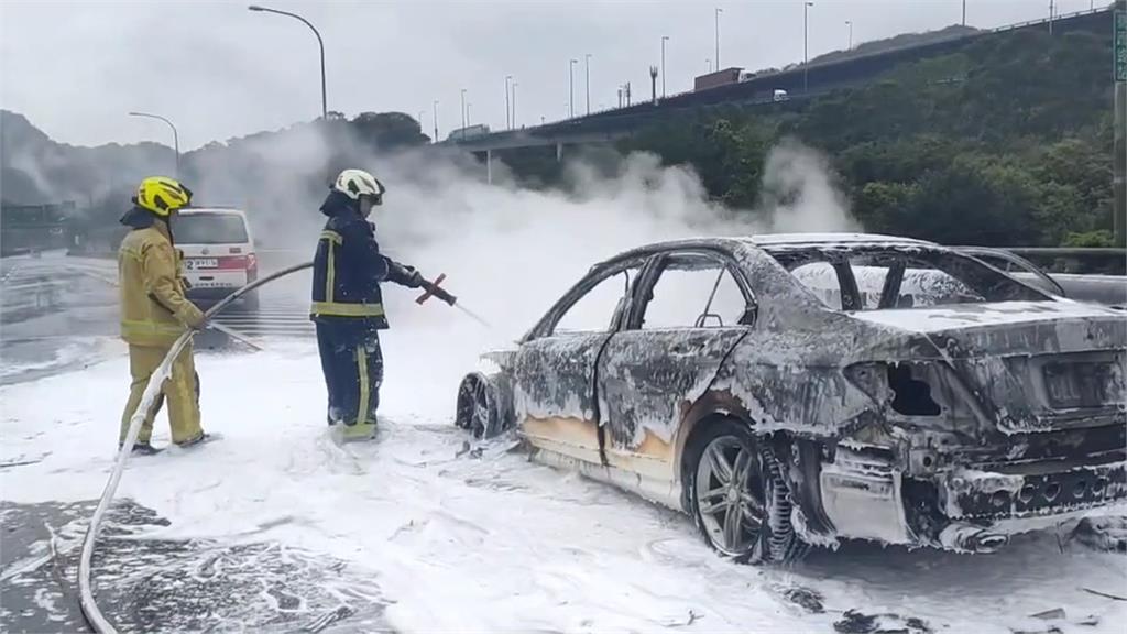 3天前保養!賓士車燒到剩骨架 駕駛及乘客躲死劫