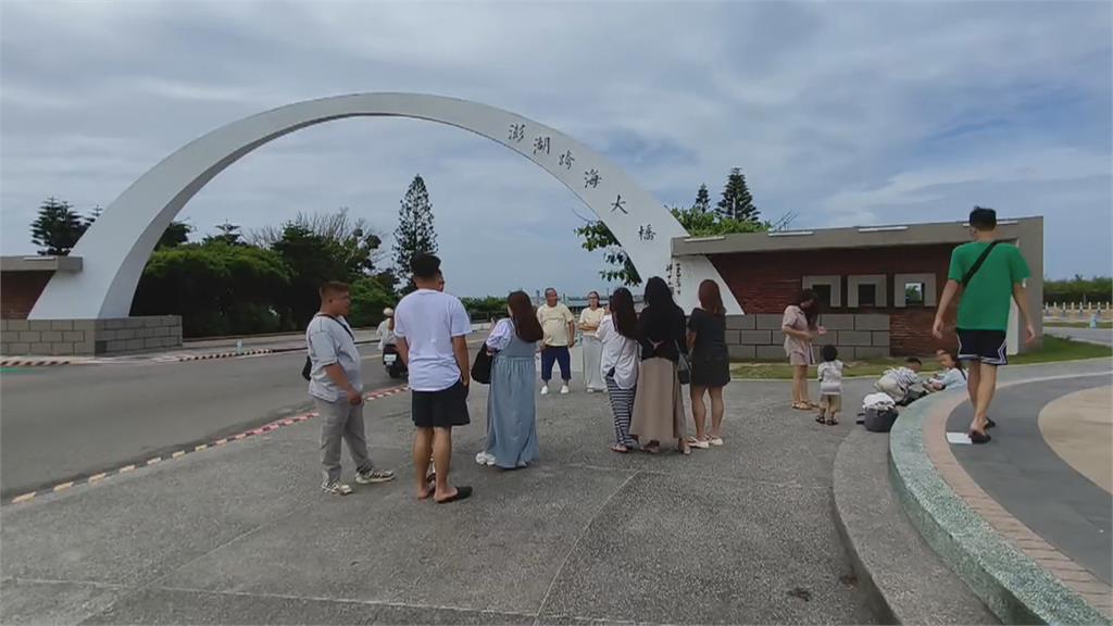 扯！脫序男爬上澎湖跨海大橋拱門「開心拍照」　縣府最高可罰2百萬元