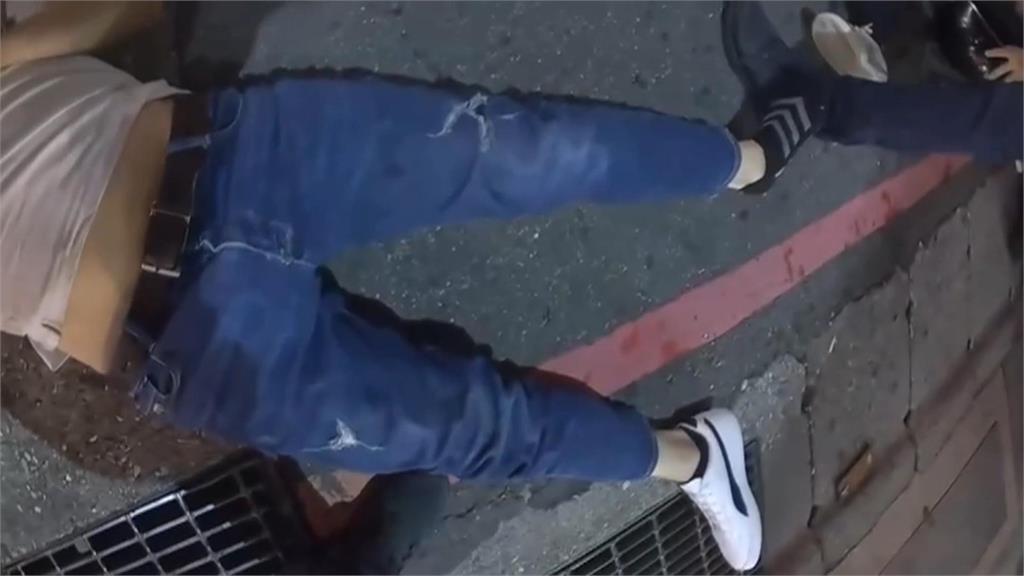 身上藏毒! 雙載機車違停拒攔檢 與警街頭追逐戰 擦撞機車倒地被逮