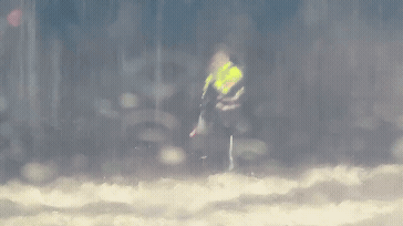 超猛暴雨狂炸新北「4縣市」升一級警戒！樹林警站水中指揮「小腿肚全消失」畫面曝