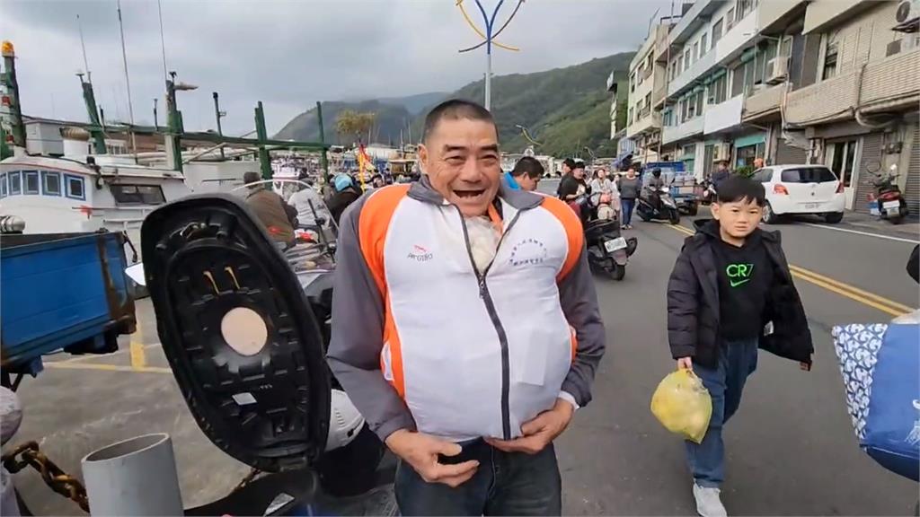 南方澳新船下水! 循古禮「丟包子麻糬」民眾雨傘、紙箱全出動接好康