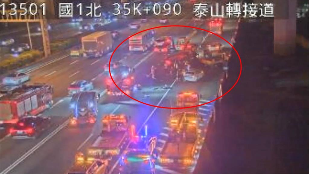 快新聞／國道一號泰山路段3車撞工程車！幸無人傷亡　影響外側2線道通行