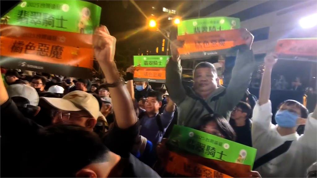 「橘色惡魔X翡翠騎士」首度台灣合體！　與莊敬高職樂儀旗隊西門町快閃