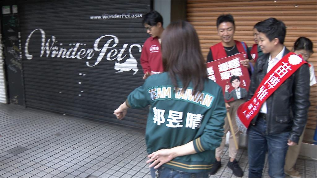 苗博雅通化市場掃街遇「小強大軍」 萬老師驚呼:趕快壓制