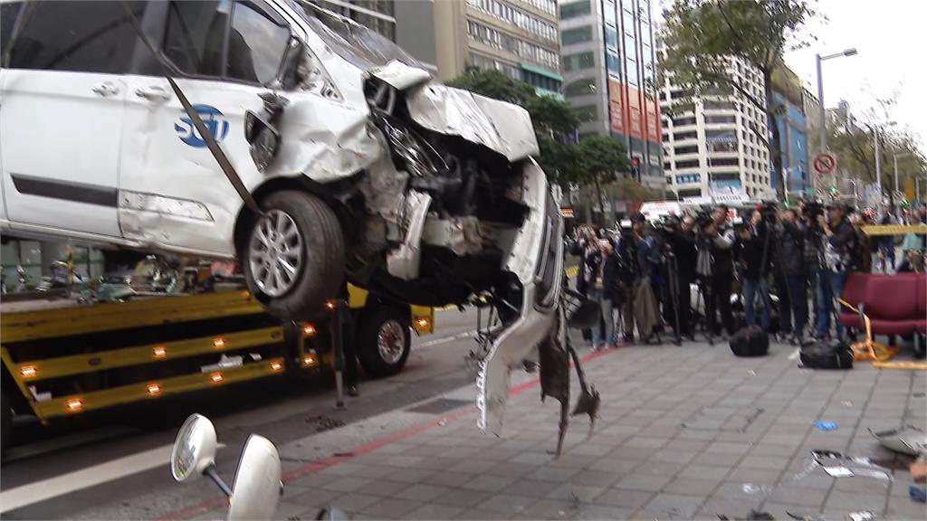 三立採訪車暴衝撞彰化銀行　7人輕傷3人重傷緊急送醫