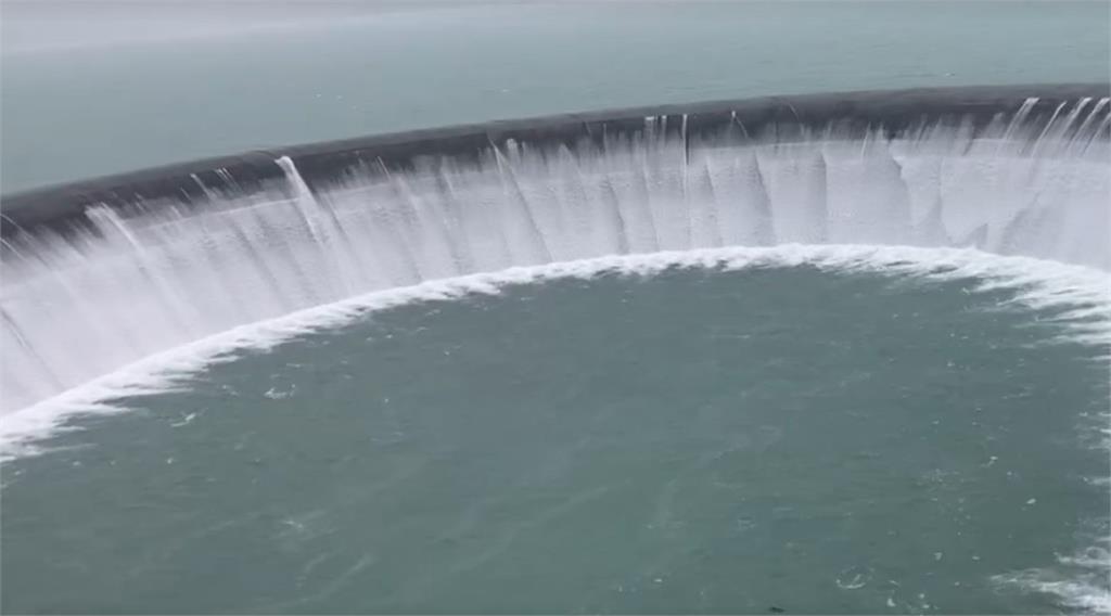 馬太鞍溪堰塞湖溢流「沖毀橋梁」！蓄水量達9100萬噸「等於一座南化水庫」