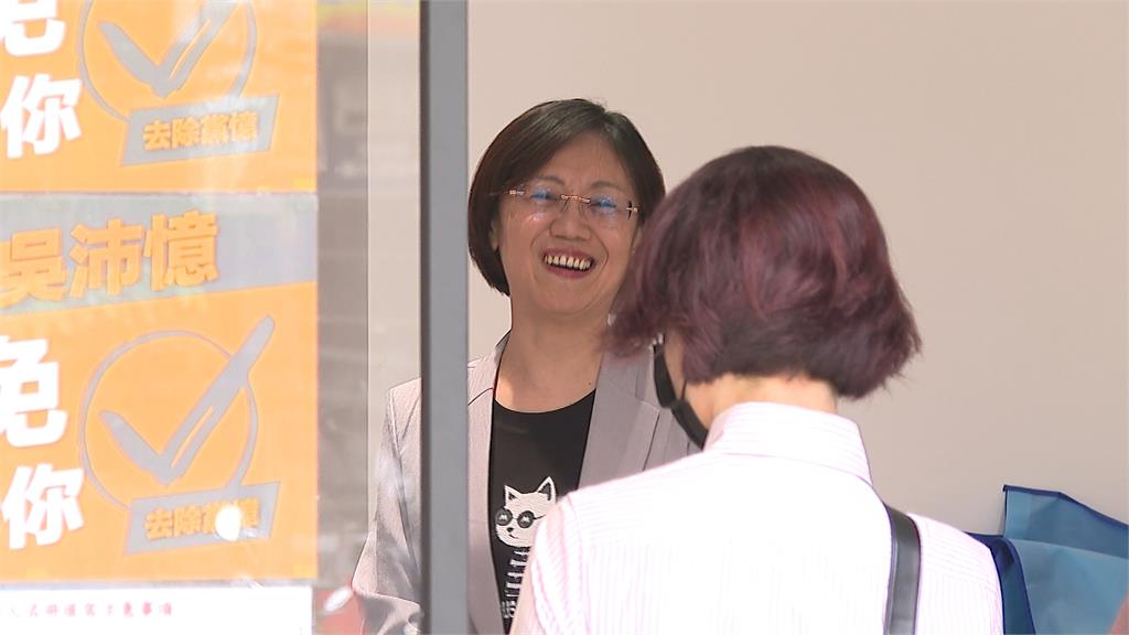 獨!現身連署攤力挺李孝亮 翁曉玲喊:罷免案結束再追究
