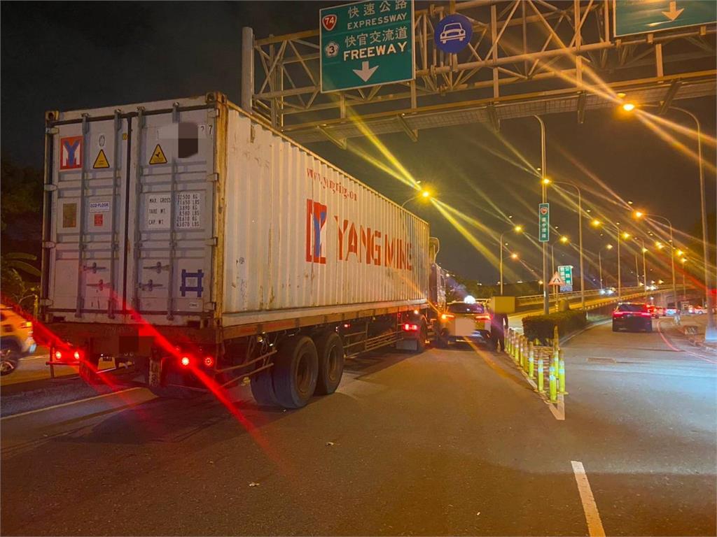 台中尾牙趕攤驚魂! 「必巡」歌王曾瑋中搭小黃遇貨車擦撞