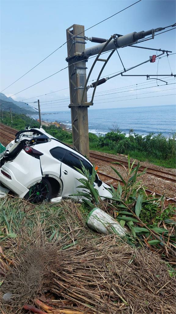 快新聞／宜蘭聯結車疑爆胎撞5車「掉軌道旁」　台鐵福隆=大里下午恢復通行