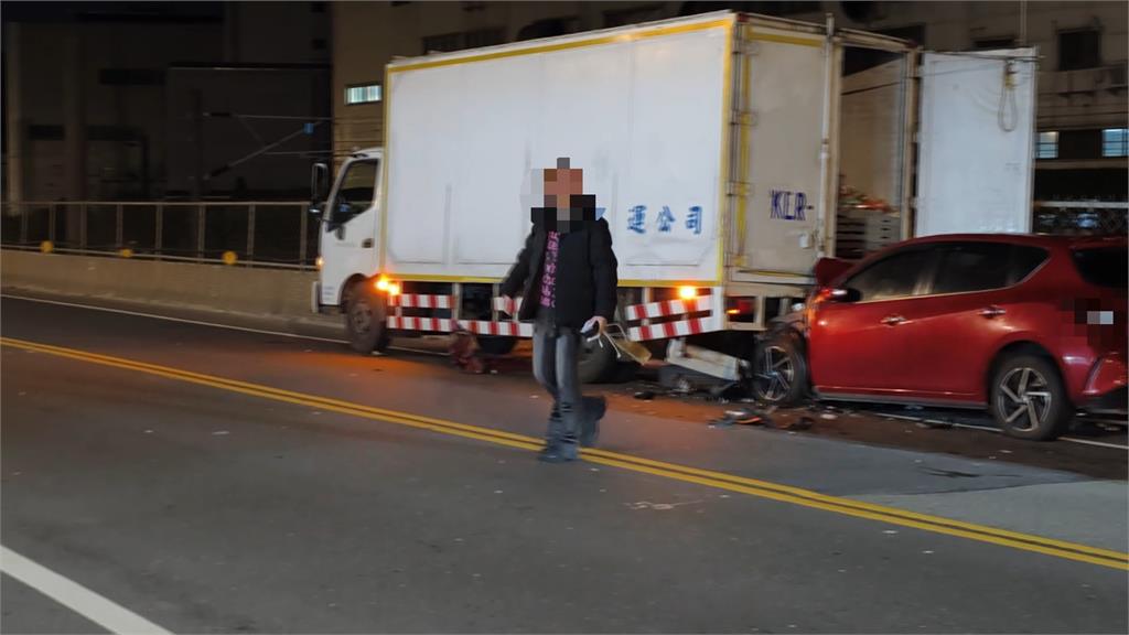 驚悚車禍!鶯歌貨車卸貨到一半「轎車猛撞」 物流駕駛「當場斷腿」