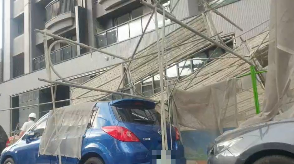快新聞/台中強風吹襲工地鷹架突倒塌 路邊6輛車遭砸「畫面曝光」