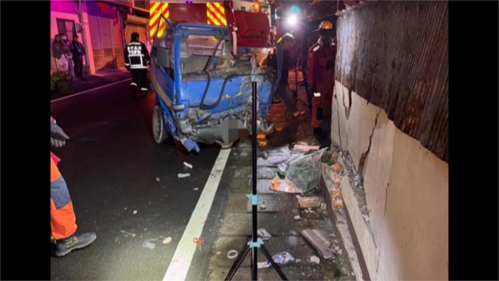 台八線工程車撞民宅 駕駛受困車內出動機具救援