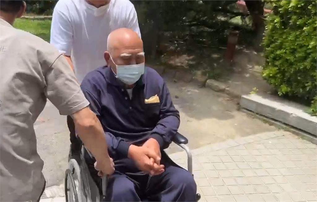 涉中職「黑象事件」、砂石案被判刑 前台南縣議長吳健保假釋出獄模樣虛弱