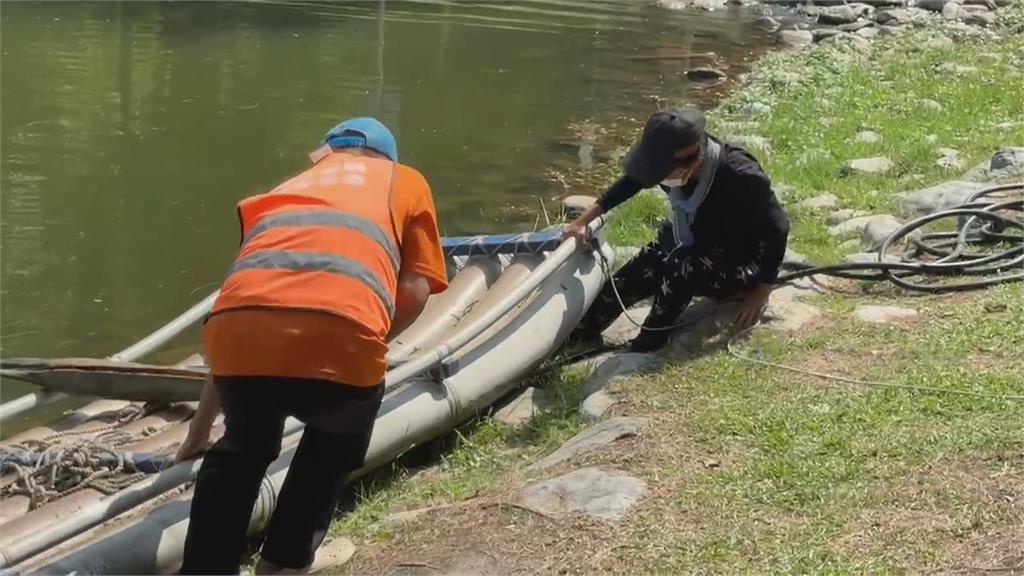 高雄中央公園生態湖有人「划船」　這群學生慘了！警追查身分開罰