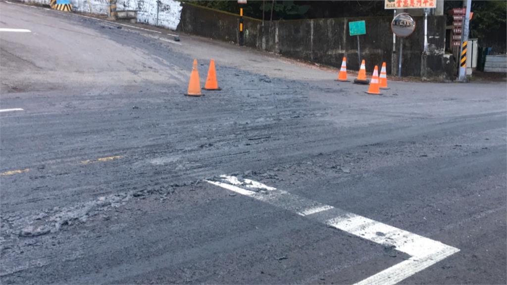 載運淤泥沿路掉害騎士「犁田」 警追肇事曳引車駕駛送辦