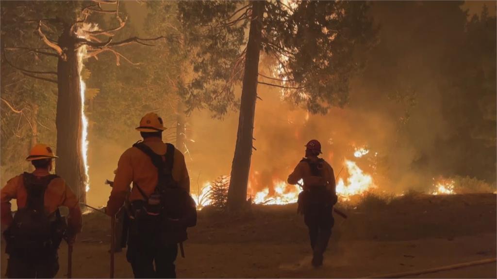 美國加州卡爾多山火14天不滅　野火蔓延太浩湖地區數千人連夜逃命