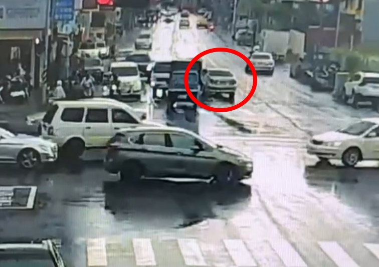 台南汽車暴衝車禍疑肇逃 警車內查獲毒品 肇事駕駛輕傷