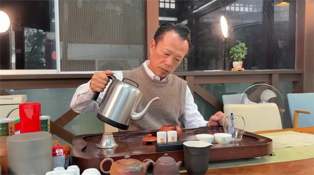 維持健康身材祕訣! 翁章梁快走運動、熱愛品茗