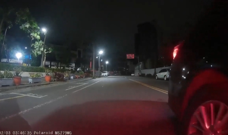 機車騎士遭轎車尾隨逼車擋車爆粗口 嚇出一身冷汗