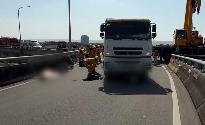 蘇姓科大生和雙胞胎弟弟騎乘機車和混凝土車對撞 哥哥命喪輪下