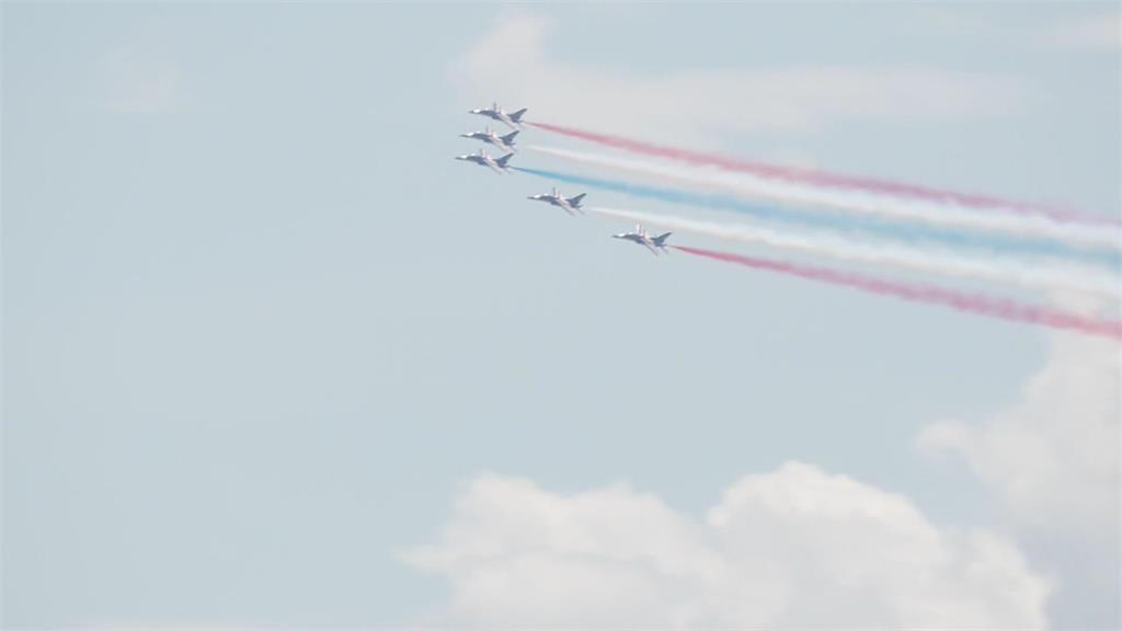 快新聞/藍、白、紅滑過天空!國慶壓軸登場 雷虎勇鷹機隊噴彩煙飛越總統府