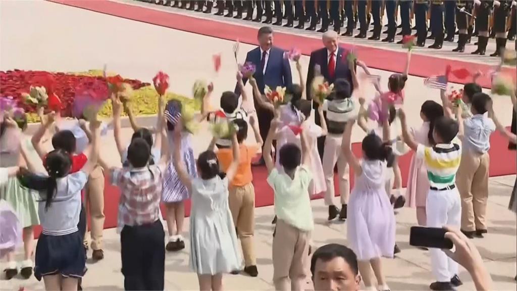 習近平出訪「身體僵硬、緊抓妻」畫面瘋傳　埃及看板寫「歡迎中華民國總統」出包