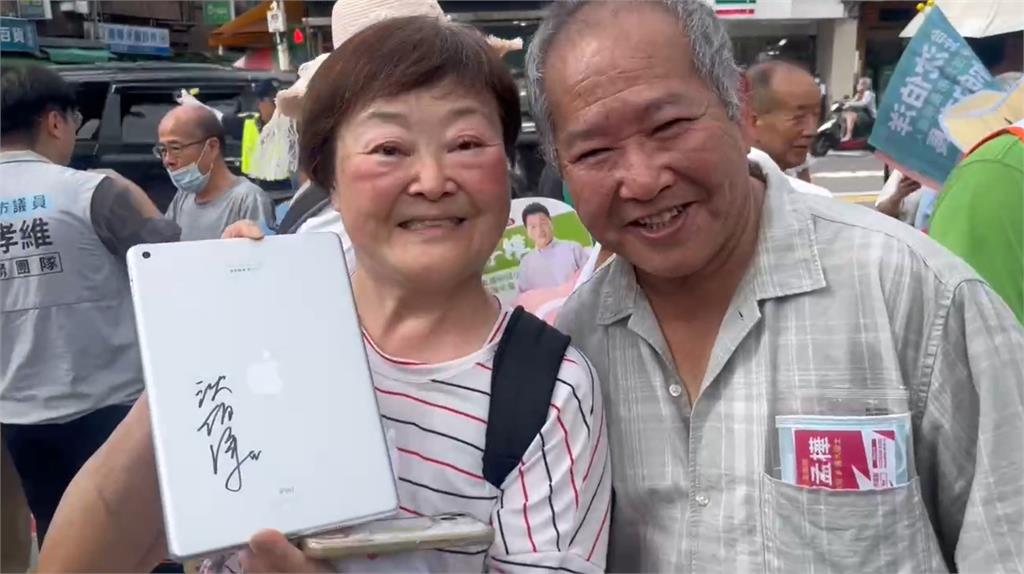快新聞／沈伯洋人氣爆棚！內湖掃街遇婦人拿iPad要簽名：女兒送的生日禮物