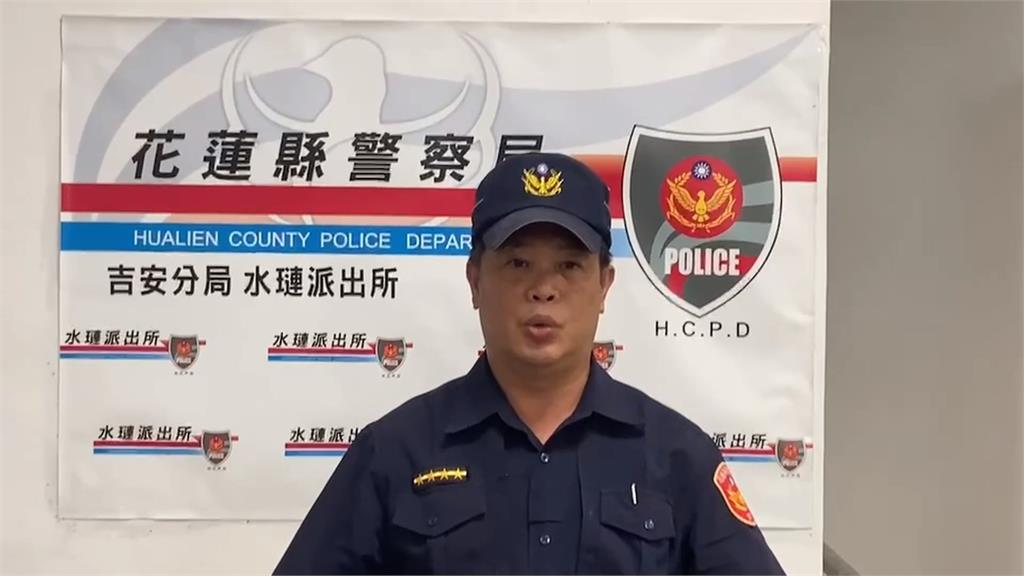 情侶出遊車陷泥淖裡! 警到場救援 警車「用頂的」助脫困
