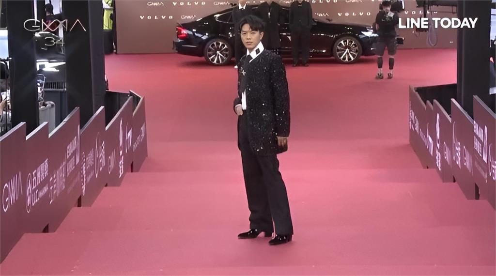 金曲34／韋禮安率先登紅毯！「黑亮片西裝、喇叭褲」搶當第一帥