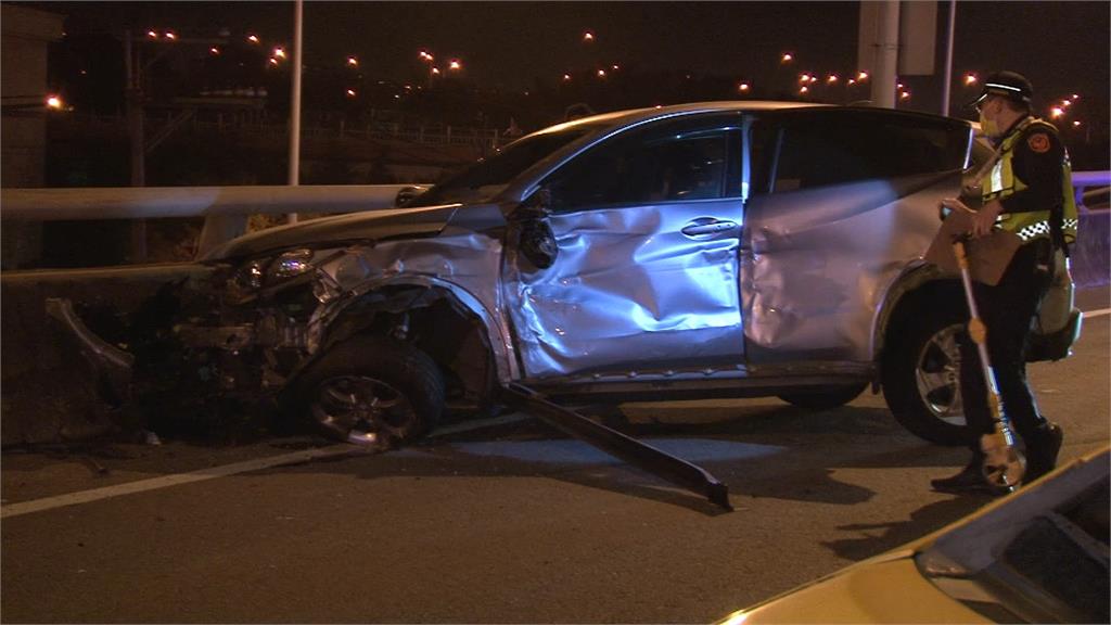 深夜碰碰車！　小黃疑閃車不及　撞護欄再撞特斯拉「釀三車追撞」