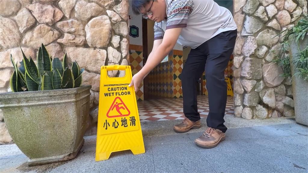 南投遊樂園下雨導致廁所濕滑 父子慘摔趴地