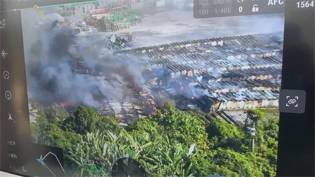 屏東太陽能板原料儲料廠大火　調派怪手「挖土滅火」