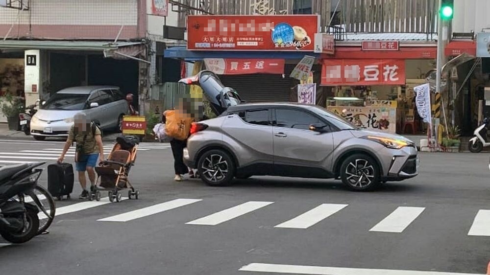 台中大里小客車「臨停路中央」　網嘆三寶文化無解：路真的是他家的？