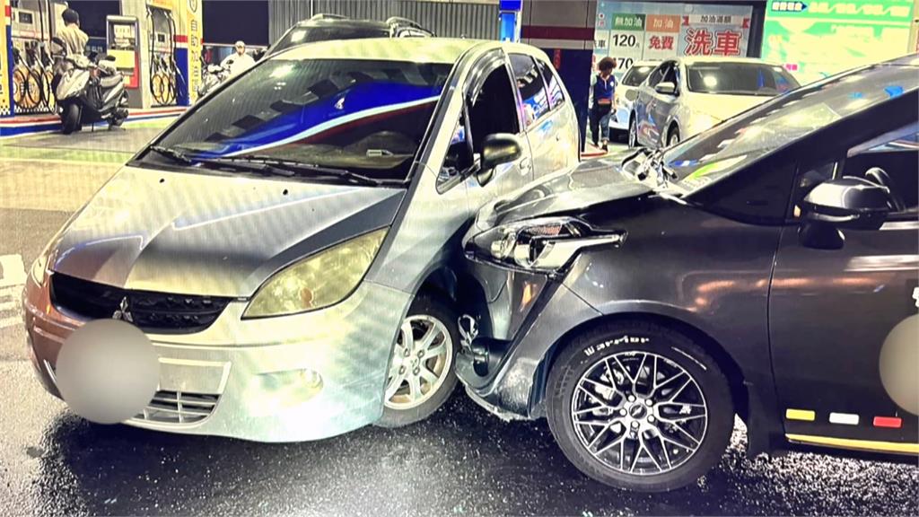 緊張?轎車洗車疑插隊爆衝突! 突「倒車暴衝」撞後車