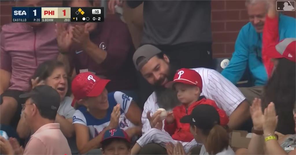 MLB(影)／又見神奇老爸單手美技接殺！費城人觀眾席也有民間高手