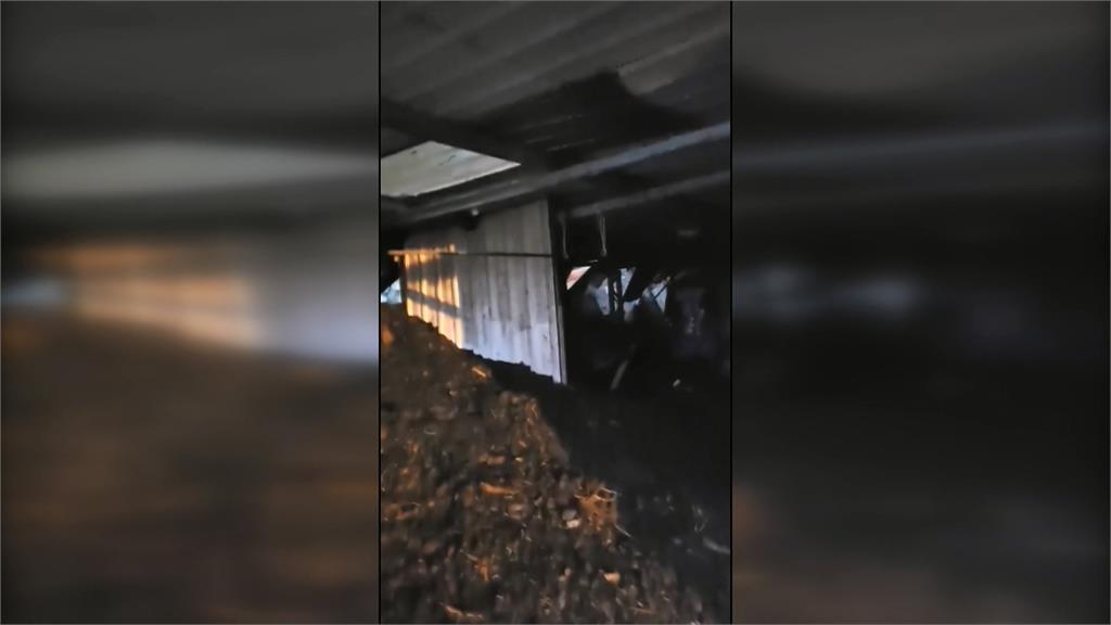 高雄山區泥水淹沒便橋　梅山口部落土石流沖入民宅