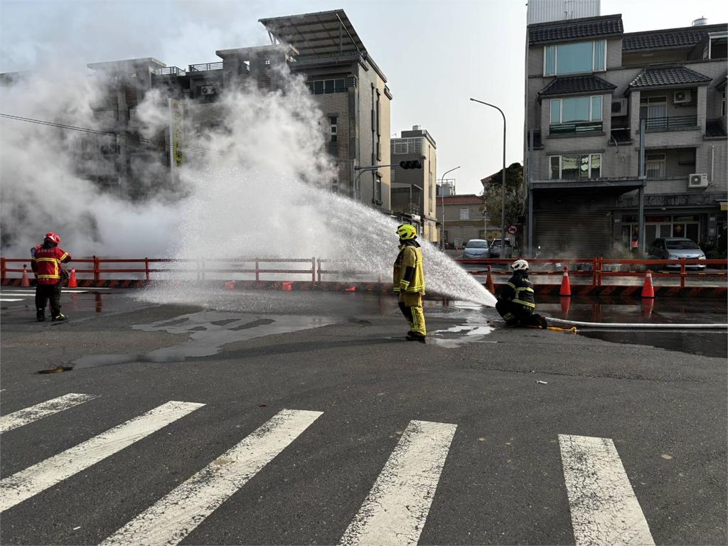 快新聞/又是瓦斯管遭切斷?嘉義太保馬路發生大火 消防局緊急灌救