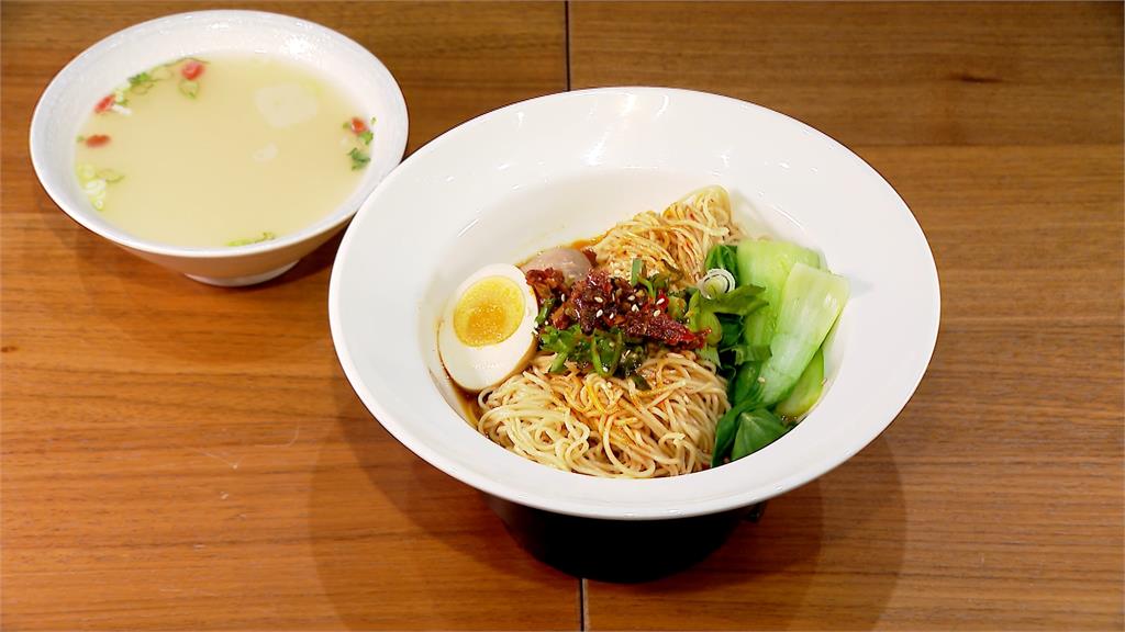 中式麻辣結合日式拉麵 鋪上大量海鮮大海滋味流入高湯