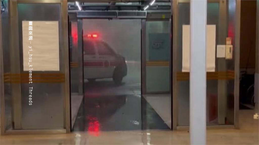 丹娜絲颱風15級強風! 嘉義長庚急診室外救護車被吹走